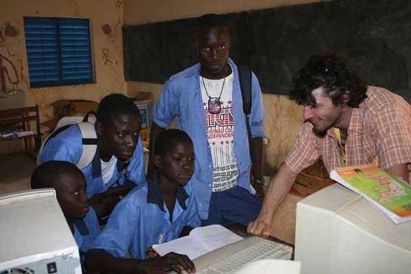 La Fondation Manengouba va former 600 élèves aux TIC dans la ville de Nkongsamba Formation des élèves en Informatique